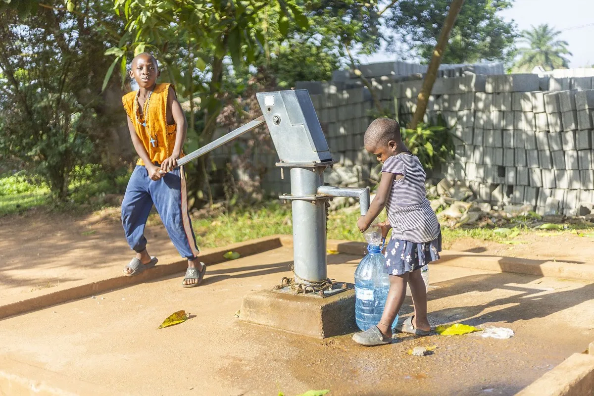 A bomba reabilitada já serve a escola e as famílias vizinhas.